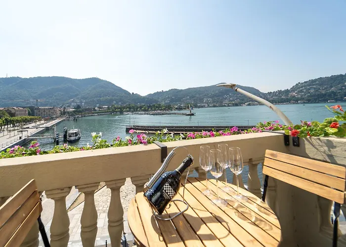 Appartamento Esclusivo Fronte Lago, In Centro A Como Con Garage